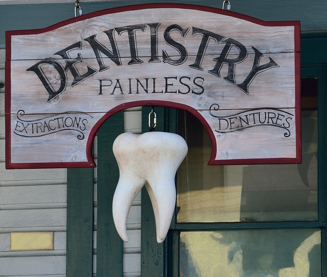 dřevěný nápis, zubař, velký zub