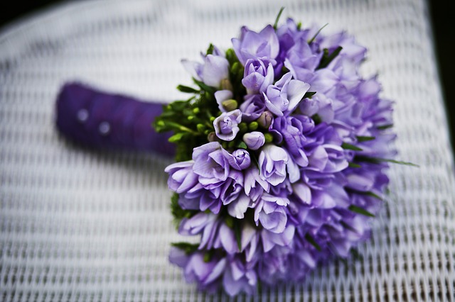 fialové květiny na svatbu