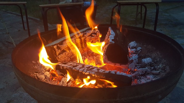 hořící oheň na grilu