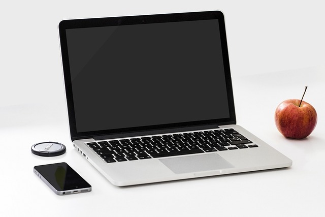 MacBook na stole